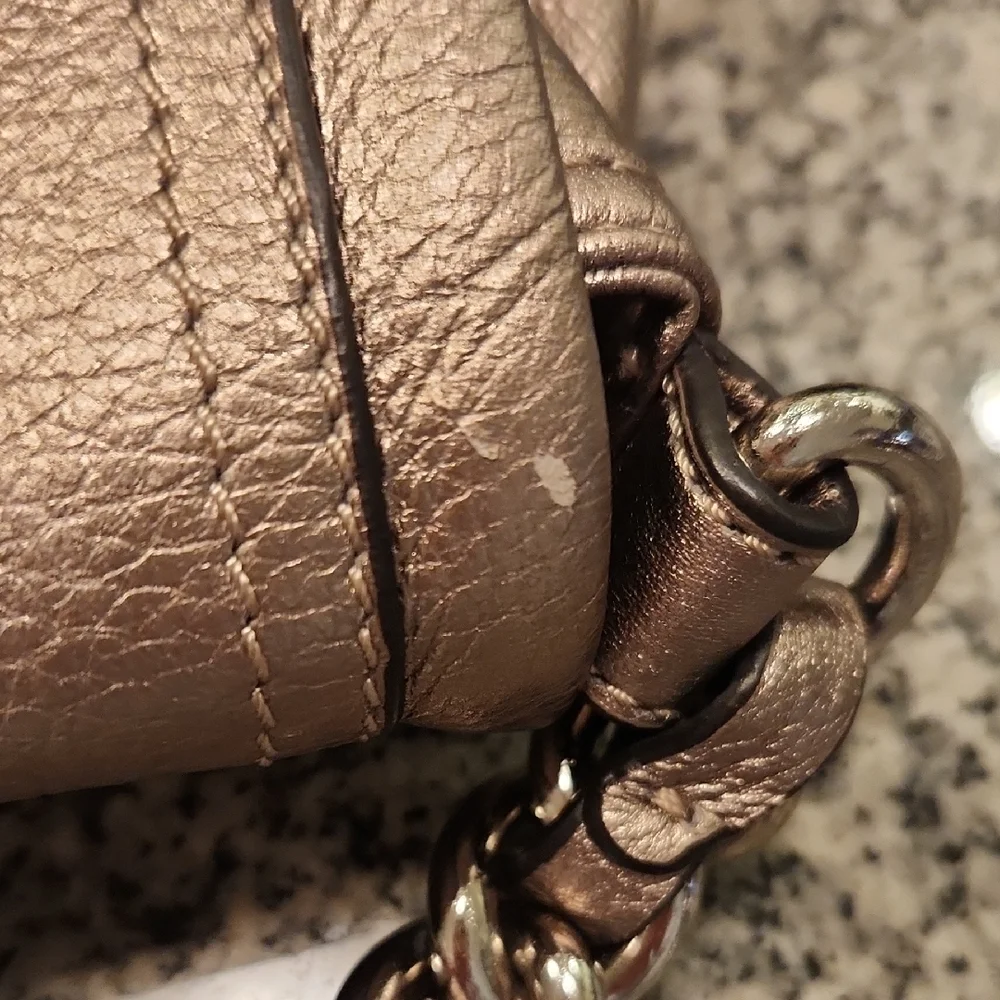 B Makowsky EUC Platinum Metallic Leather Shoulder Bag with Chain Strap